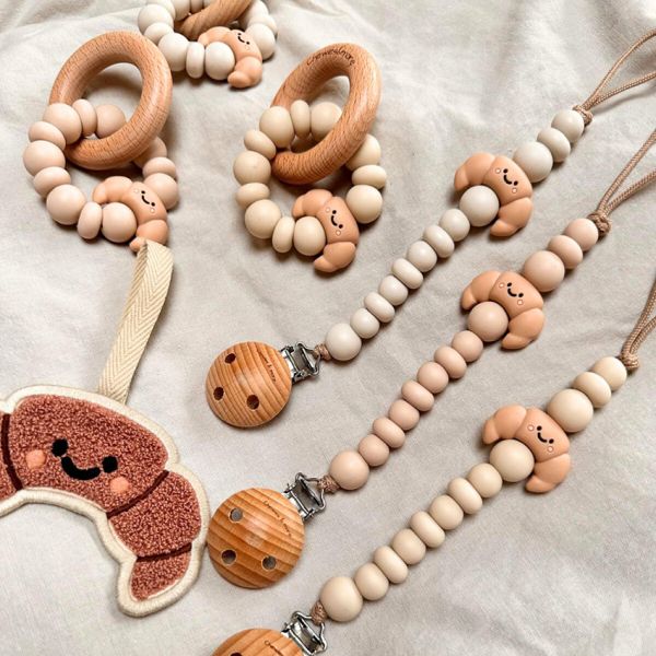 Chewies & More Schnullerkette Croissant beige