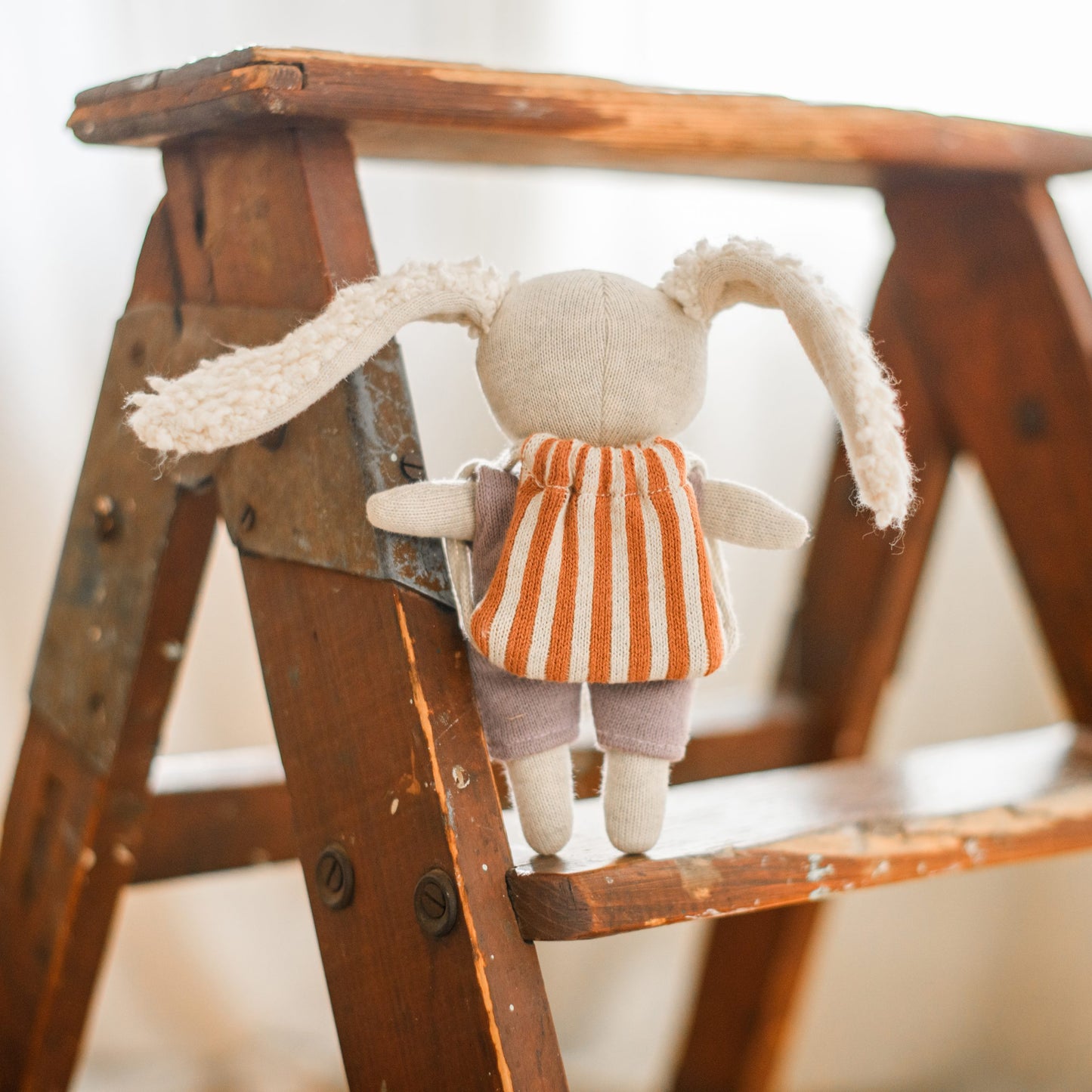 Ava&Yves Mutmacher-Hase mit fliederfarbenem Anzug