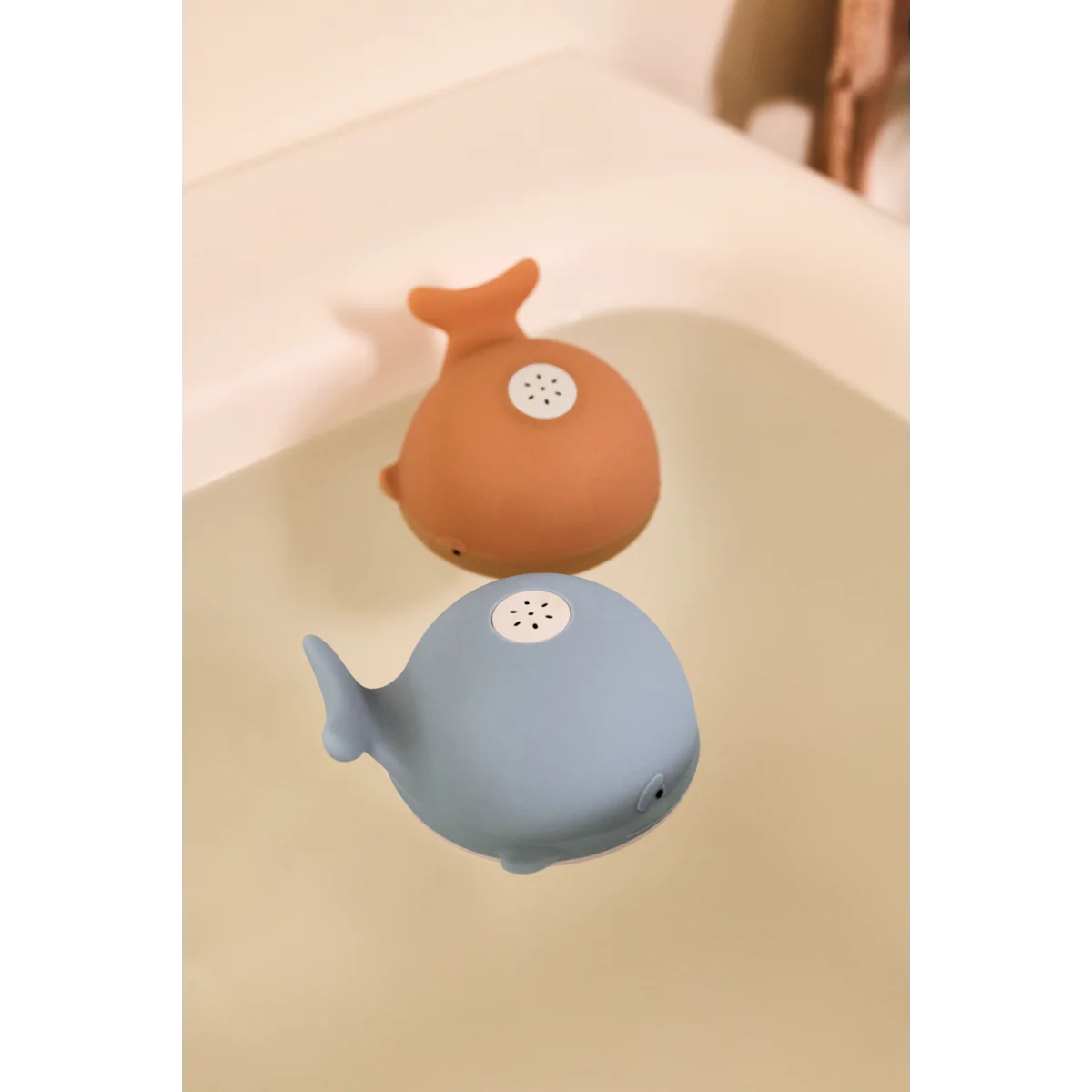 Liewood Galen Bath Sprinkler Whale, beach blue, Badespielzeug