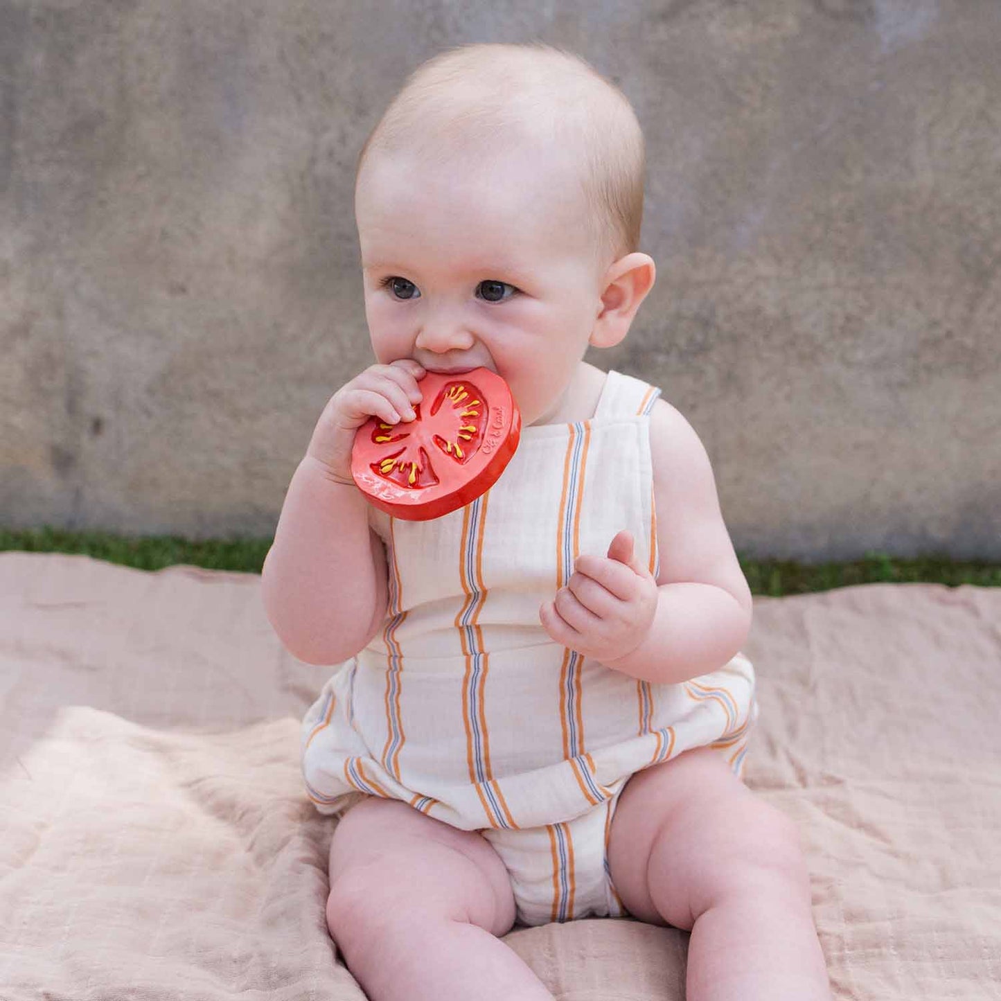 Oil&Carol Renato the Tomato Baby Teether Beißring und Badespielzeug