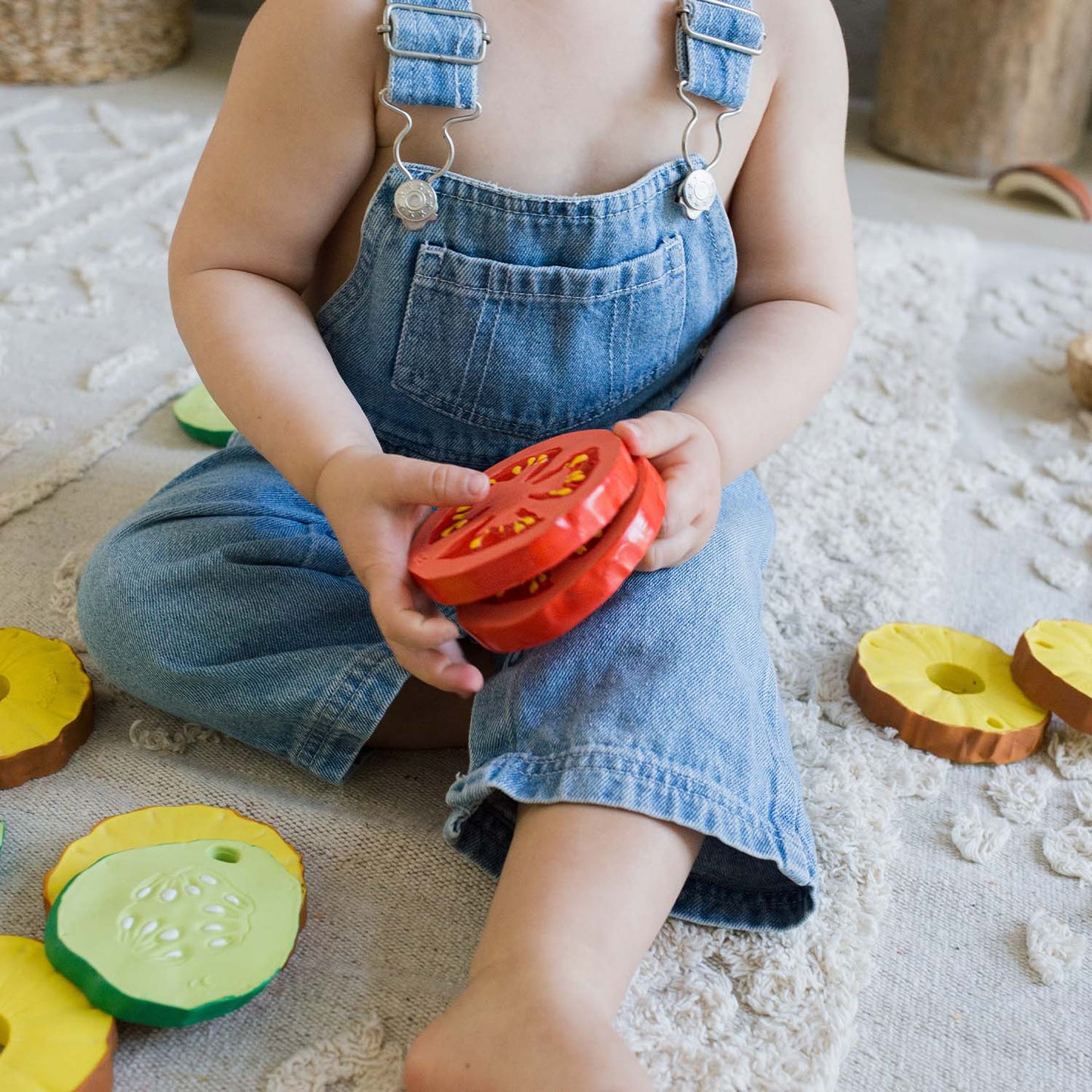 Oil&Carol Renato the Tomato Baby Teether Beißring und Badespielzeug