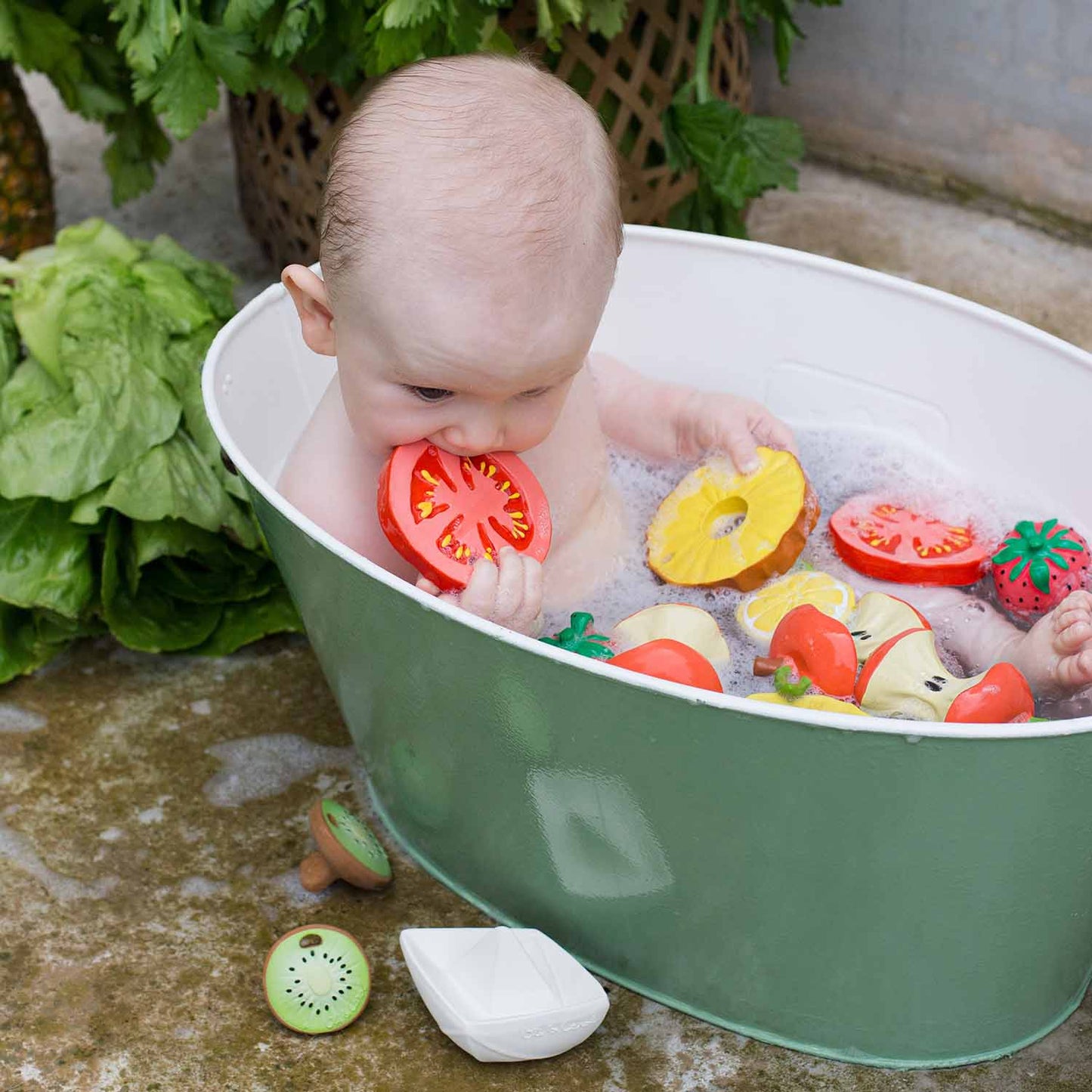 Oil&Carol Renato the Tomato Baby Teether Beißring und Badespielzeug