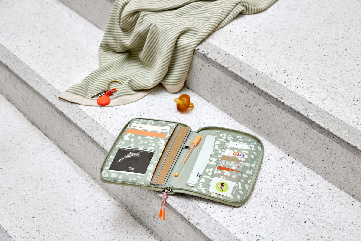 Lässig Mutterpasshülle light khaki, leo