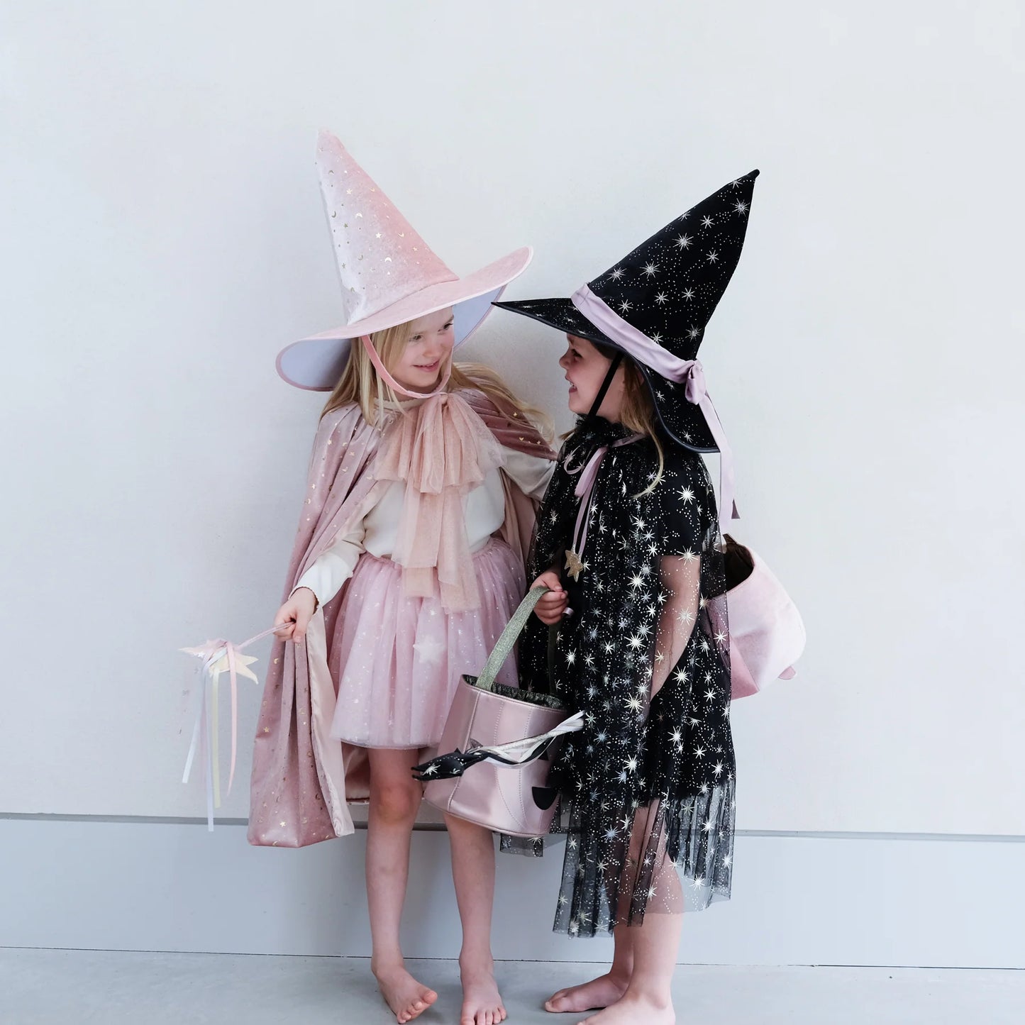Mimi & Lula Glinda Hexenumhang rosa Samt, Cape, mit goldenem Mond und Sternen