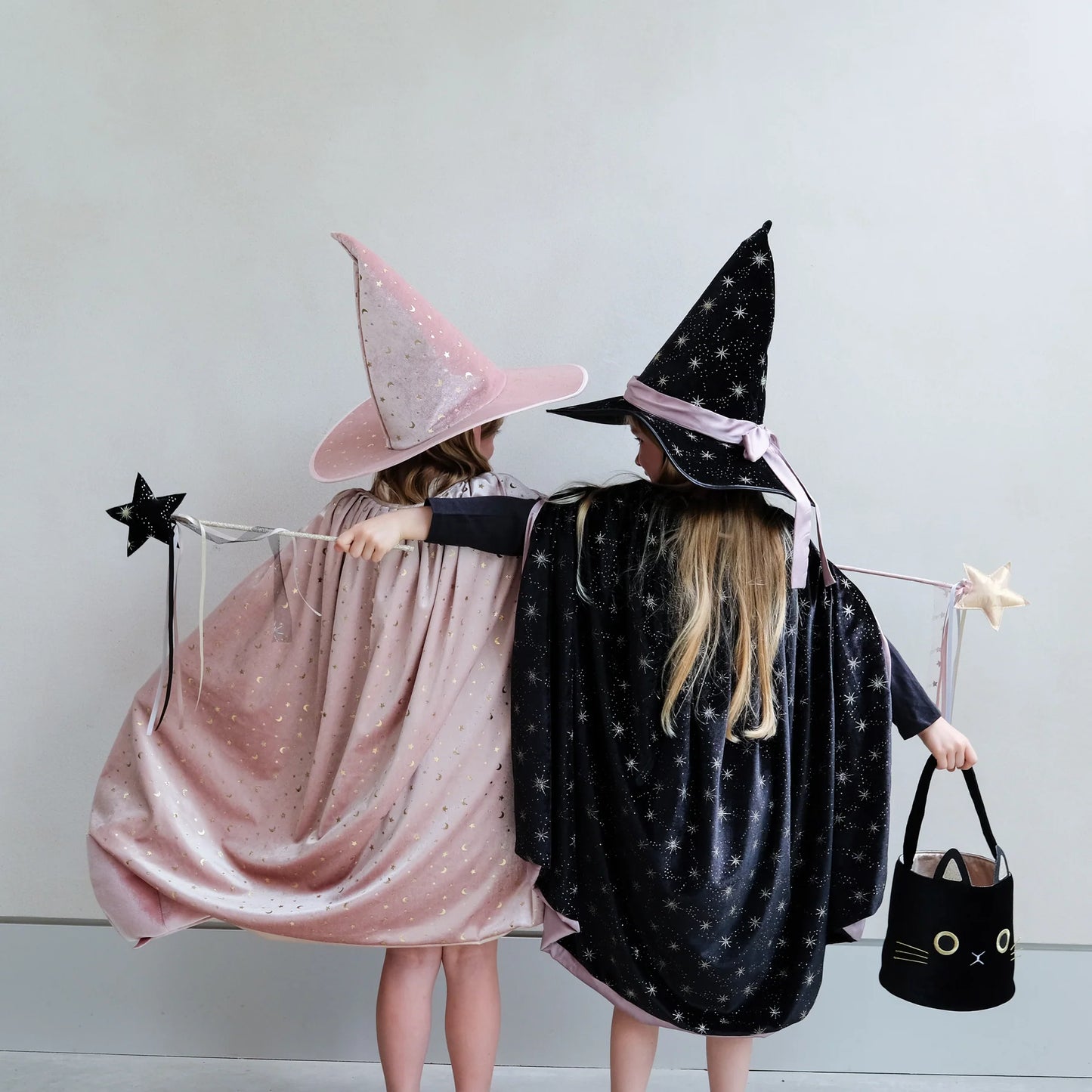 Mimi & Lula Glinda Hexenumhang rosa Samt, Cape, mit goldenem Mond und Sternen