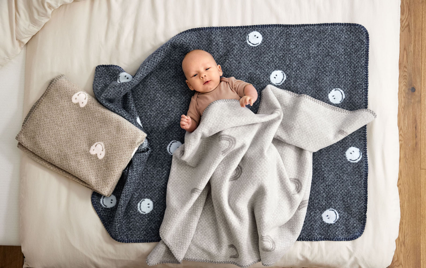 Lässig Babydecke grau rosa mit Herzen, BioBaumwolle