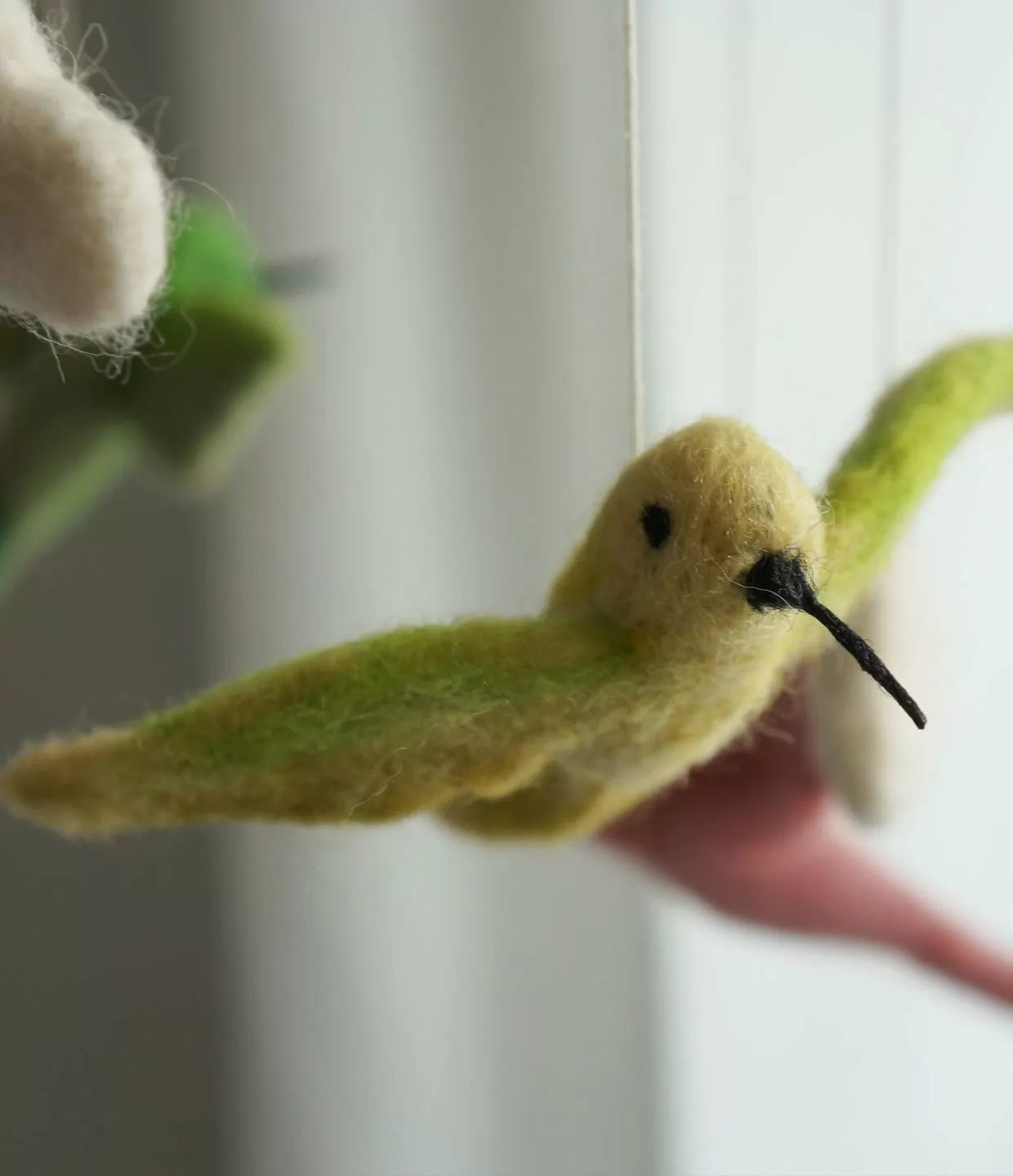Gamcha Mobile Kolibris mit Wolken grün gelb lila pink blau