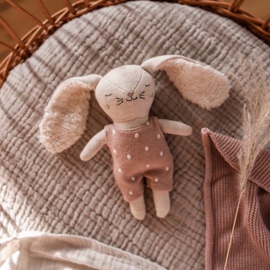 Ava&Yves Babyrassel Hase mit Anzug, puderrosa