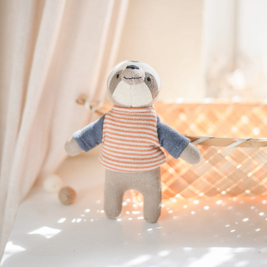 Ava&Yves Mini-Kuscheltier Faultier, Shirt apricot, altrosa gestreift