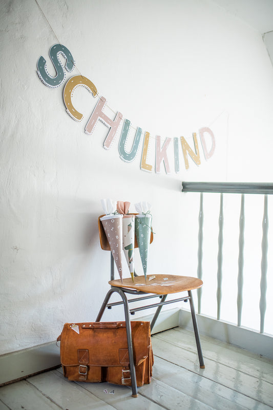 Ava&Yves Girlande mit Text „Schulkind“, pastell