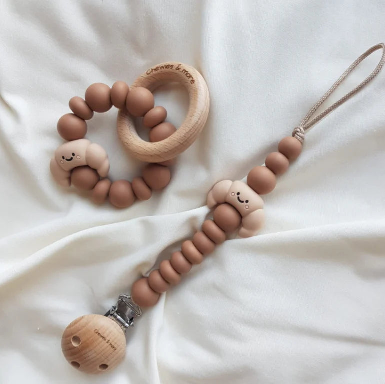 Chewies & More Schnullerkette Croissant latte, braun