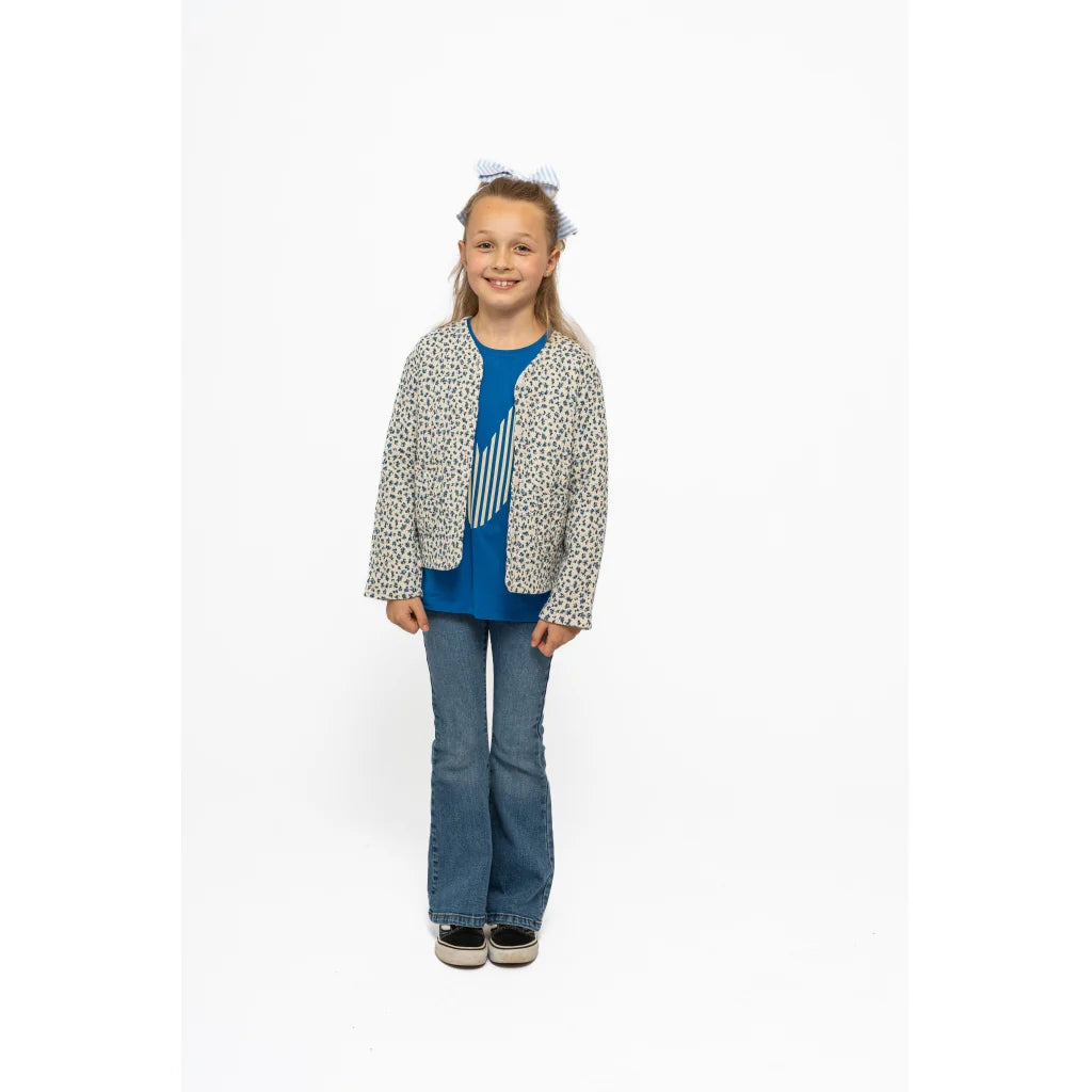 The New TNNIKI Quilted Jacket white swan AOP, blaue Streublumen, Jacke