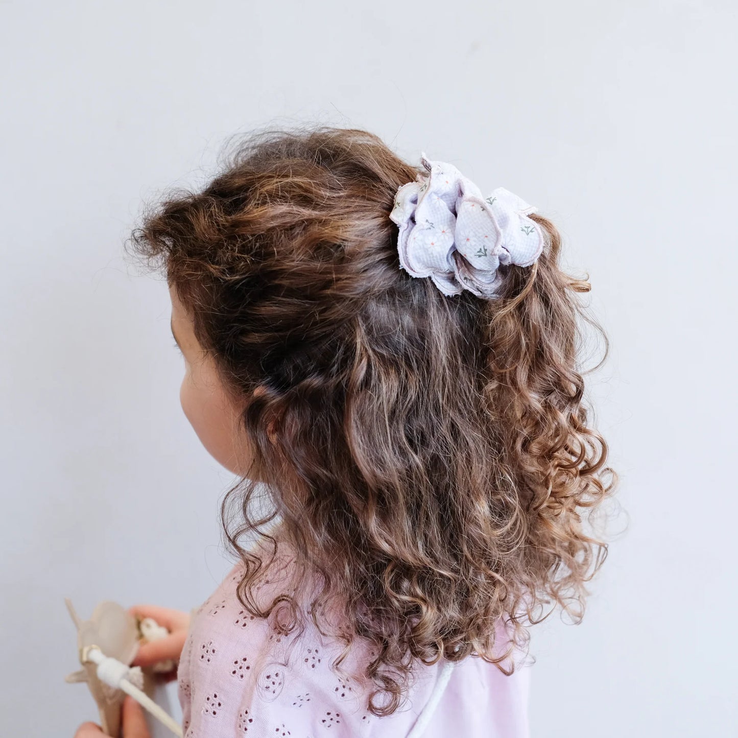 Mimi & Lula Scrunchie Haargummie floral, daisy blue