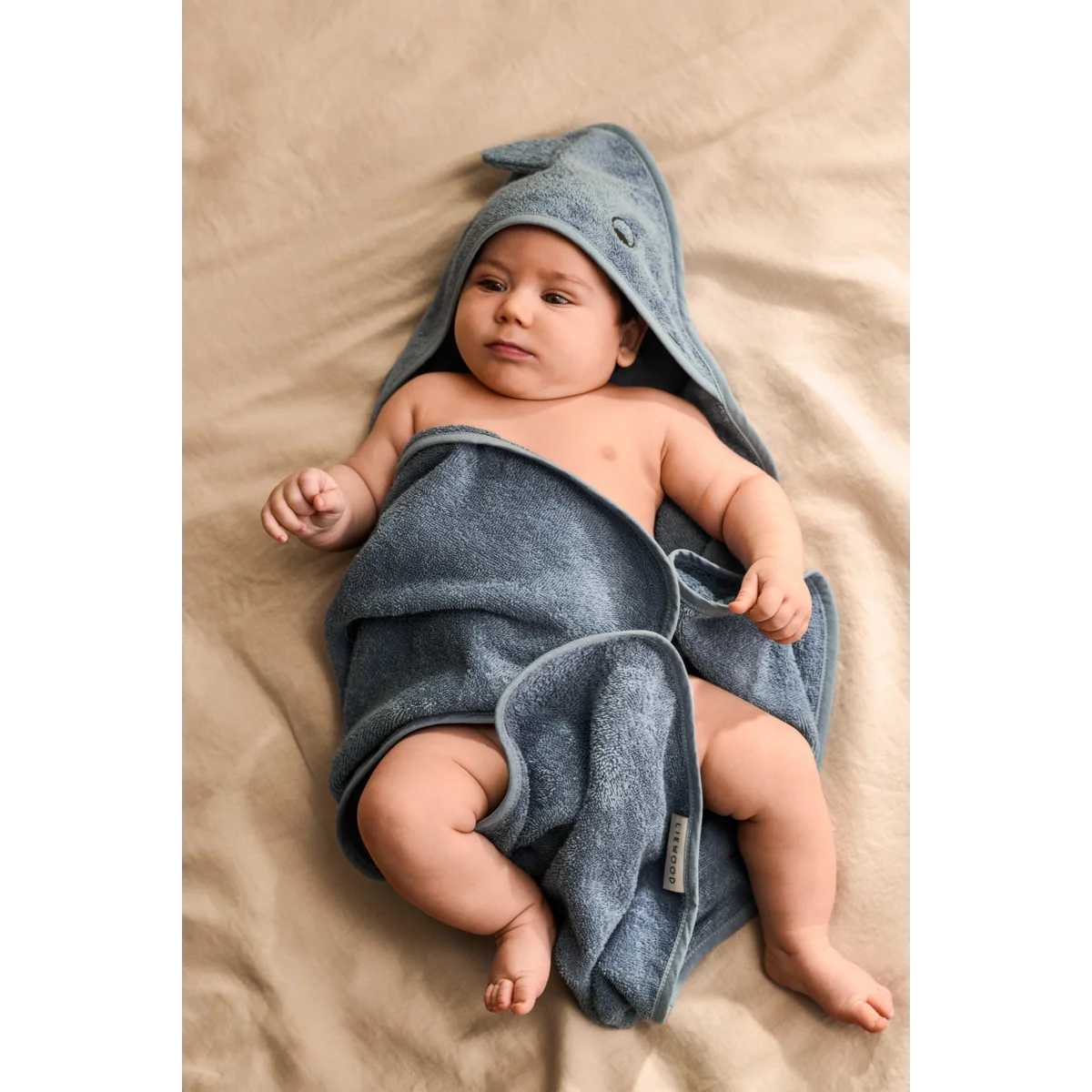 Liewood Albert Babyhandtuch mit Kapuze Dino beach blue