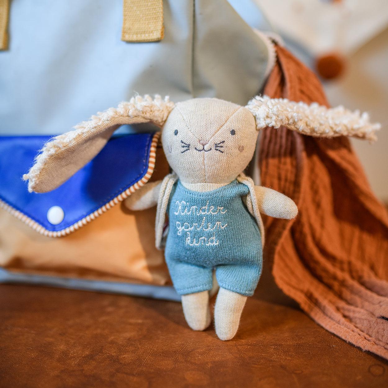 Ava&Yves Kindergartenkind Hase hellblau, mit Anzug und Rucksack