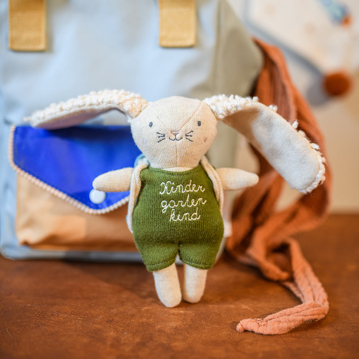 Ava&Yves Kindergartenkind Hase mit oliv Anzug und Rucksack