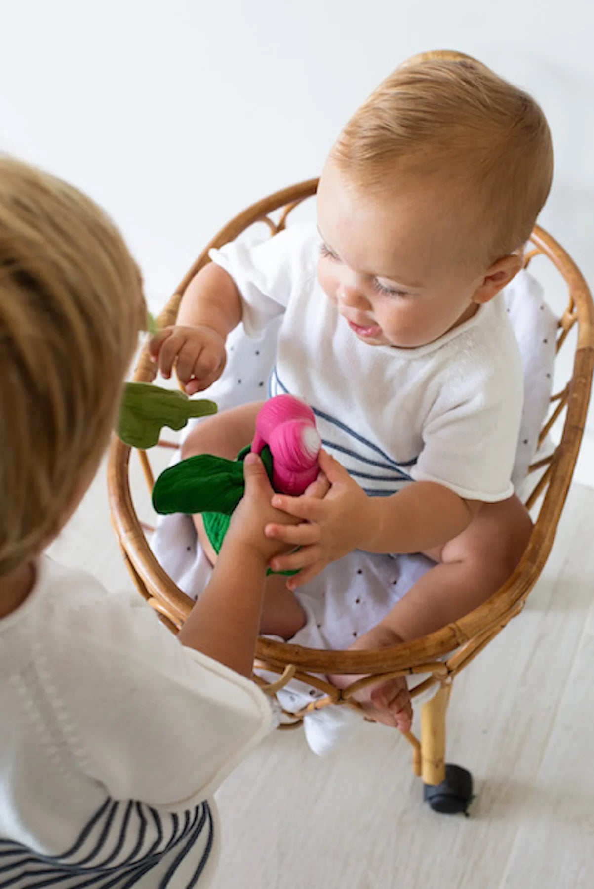 Oli&Carol Ramona the Radish Mini Doudou­Teether Beißring Radieschen