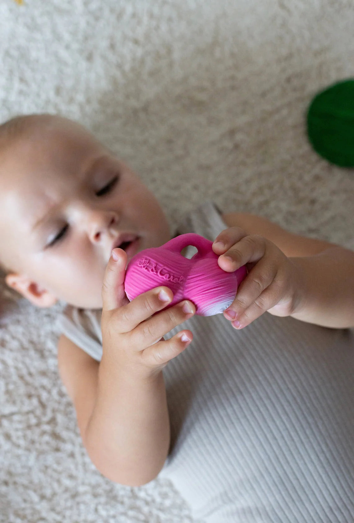 Oli&Carol Ramona the Radish Mini Doudou­Teether Beißring Radieschen
