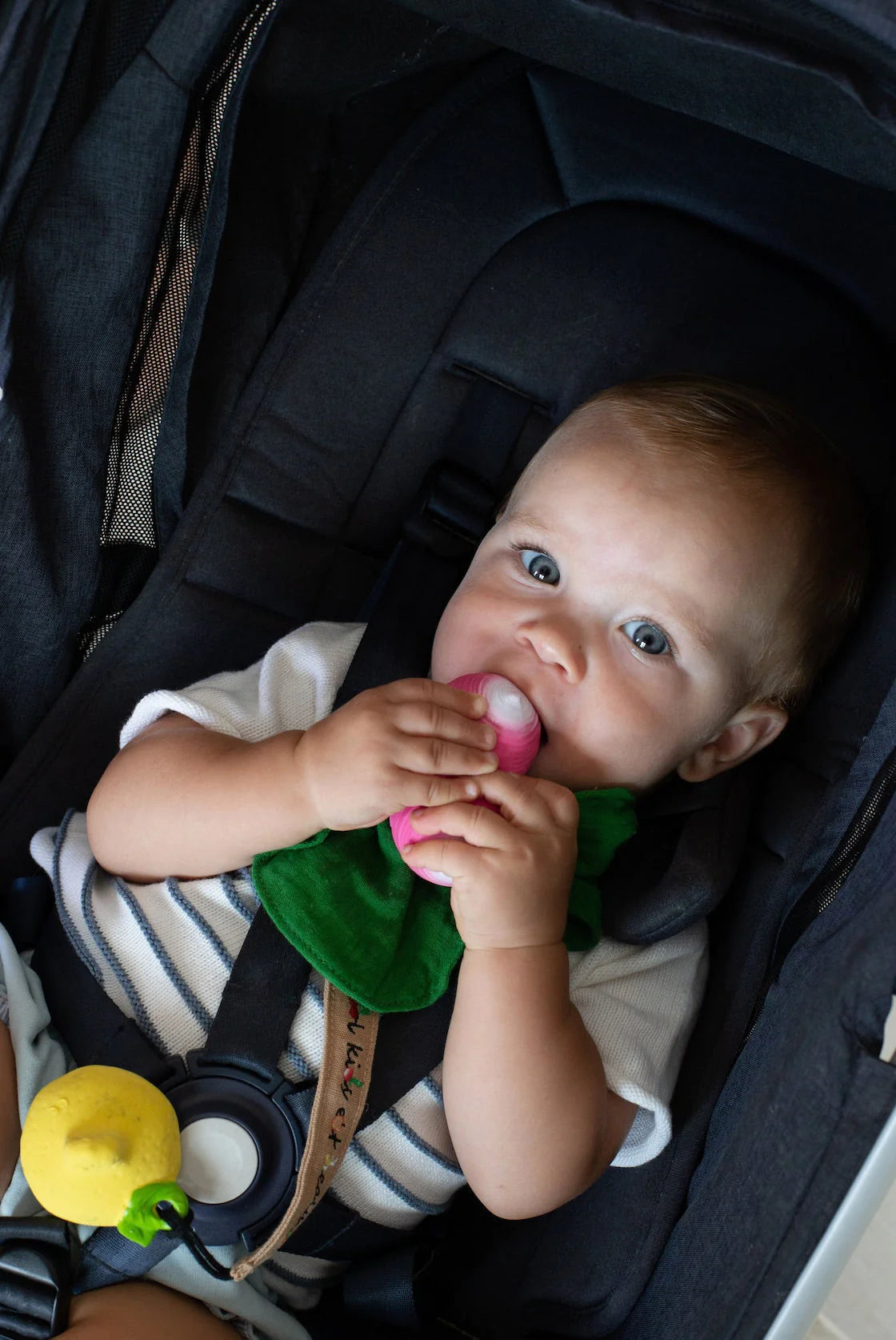 Oli&Carol Ramona the Radish Mini Doudou­Teether Beißring Radieschen