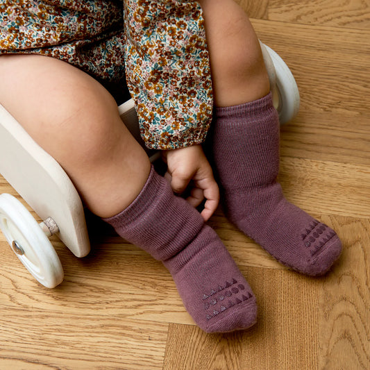 GoBabyGo Rutschfeste Socken aus Baumwolle misty plum